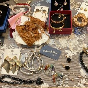 Big lot of ladies/men’s new assorted jewelry treasures